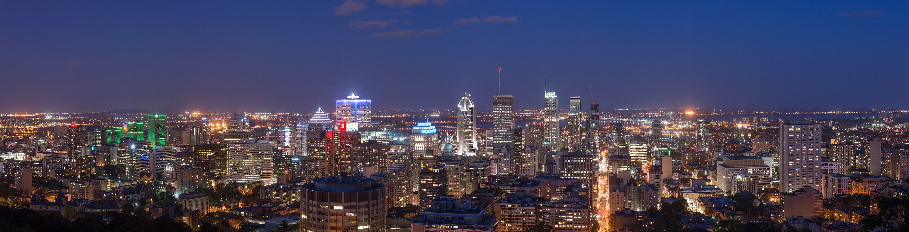 Panoramic view of Montréal and the Saint Lawrence River